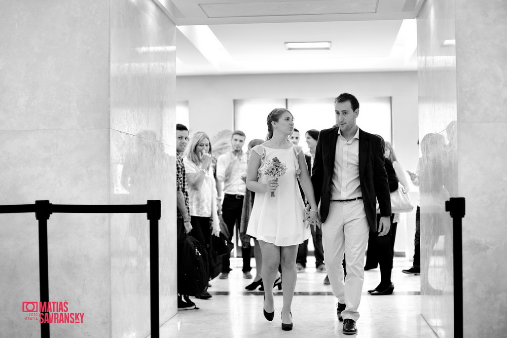 Fotos de la boda de Lucia y Ramiro en el registro civil de la calle Uruguay por Matias Savransky fotografia