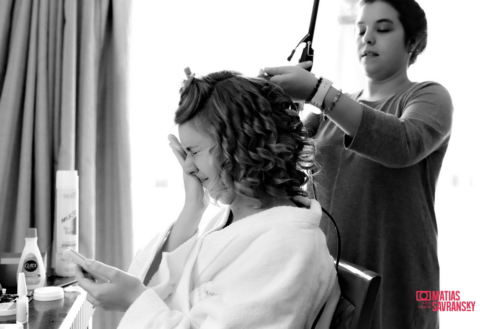 Fotos de la boda de Lucia y Ramiro preparativos de la novia en Sheraton Pilar por Matias Savransky fotografia