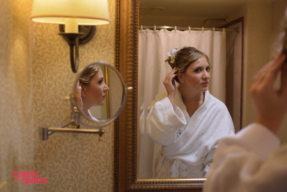 Fotos de la boda de Lucia y Ramiro preparativos de la novia en Sheraton Pilar por Matias Savransky fotografia