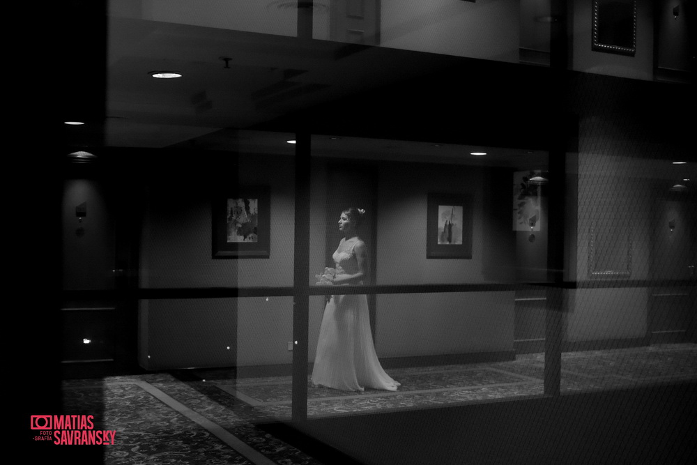 Fotos de la boda de Lucia y Ramiro preparativos de la novia en Sheraton Pilar por Matias Savransky fotografia