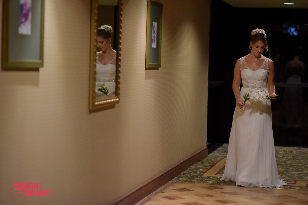 Fotos de la boda de Lucia y Ramiro preparativos de la novia en Sheraton Pilar por Matias Savransky fotografia