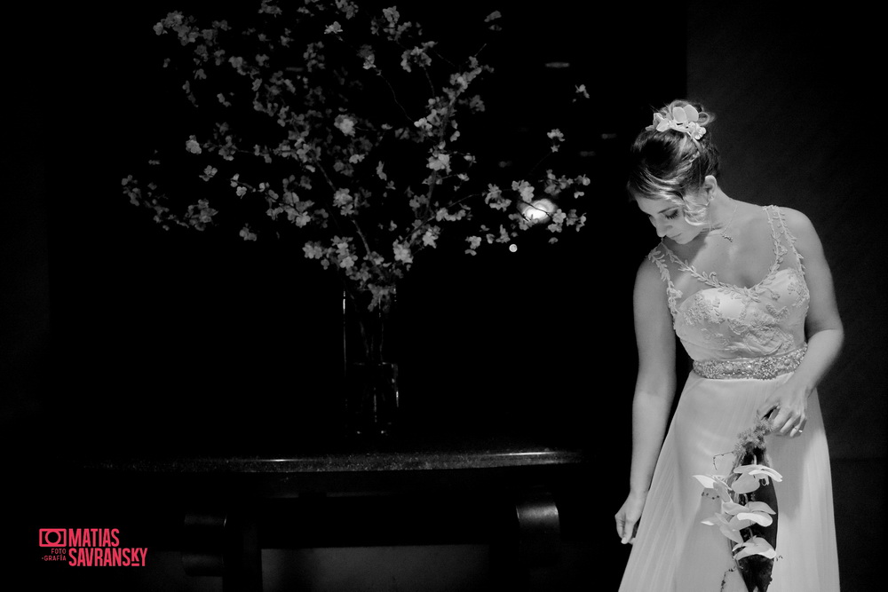 Fotos de la boda de Lucia y Ramiro preparativos de la novia en Sheraton Pilar por Matias Savransky fotografia