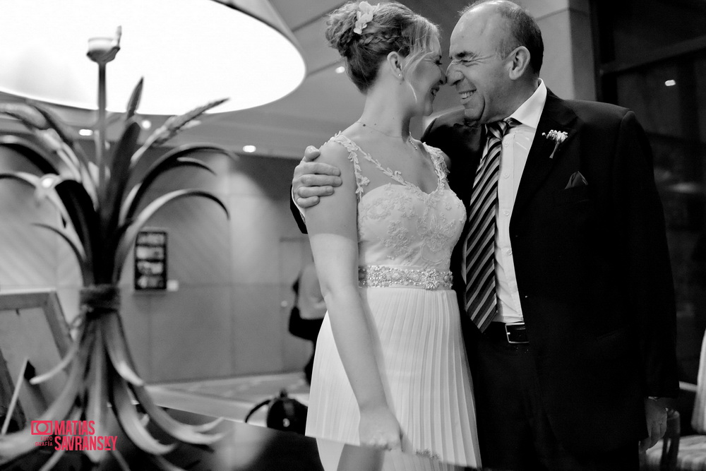 Fotos de la boda de Lucia y Ramiro preparativos de la novia en Sheraton Pilar por Matias Savransky fotografia