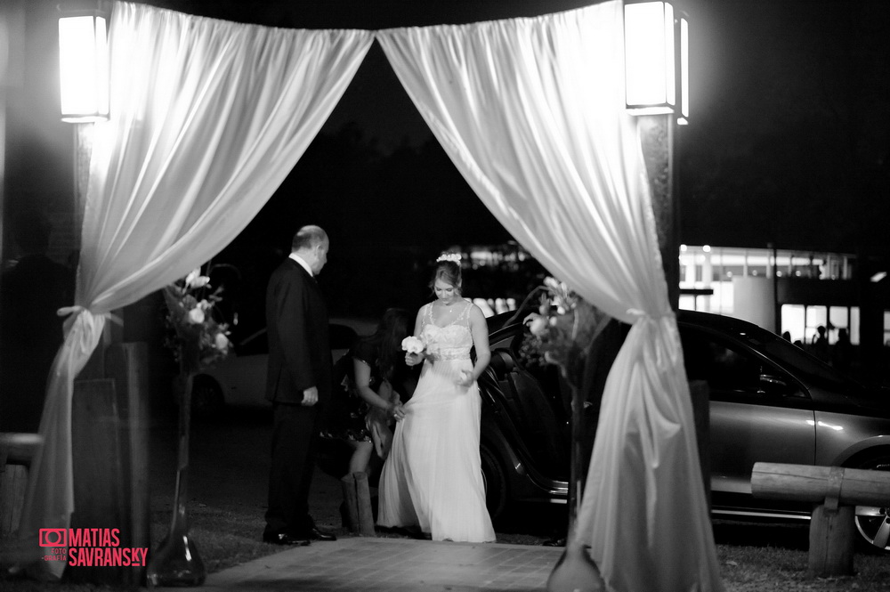 Fotos de la boda de Lucia y Ramiro iglesia Santa Teresita Pilar por Matias Savransky fotografia