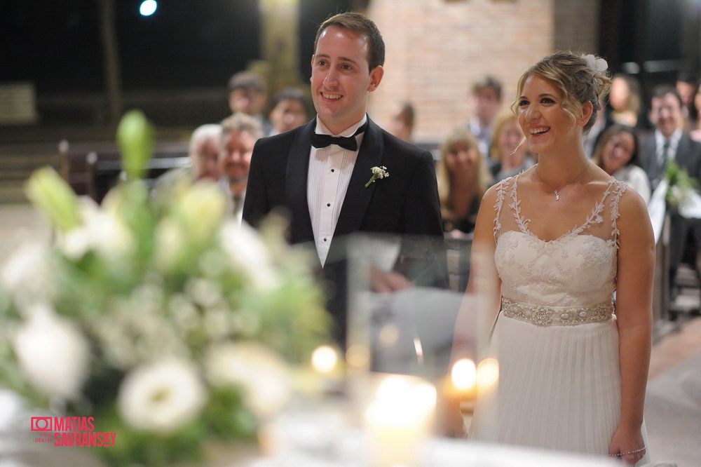 Fotos de la boda de Lucia y Ramiro iglesia Santa Teresita Pilar por Matias Savransky fotografia