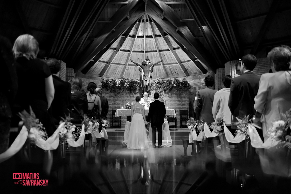 Fotos de la boda de Lucia y Ramiro iglesia Santa Teresita Pilar por Matias Savransky fotografia