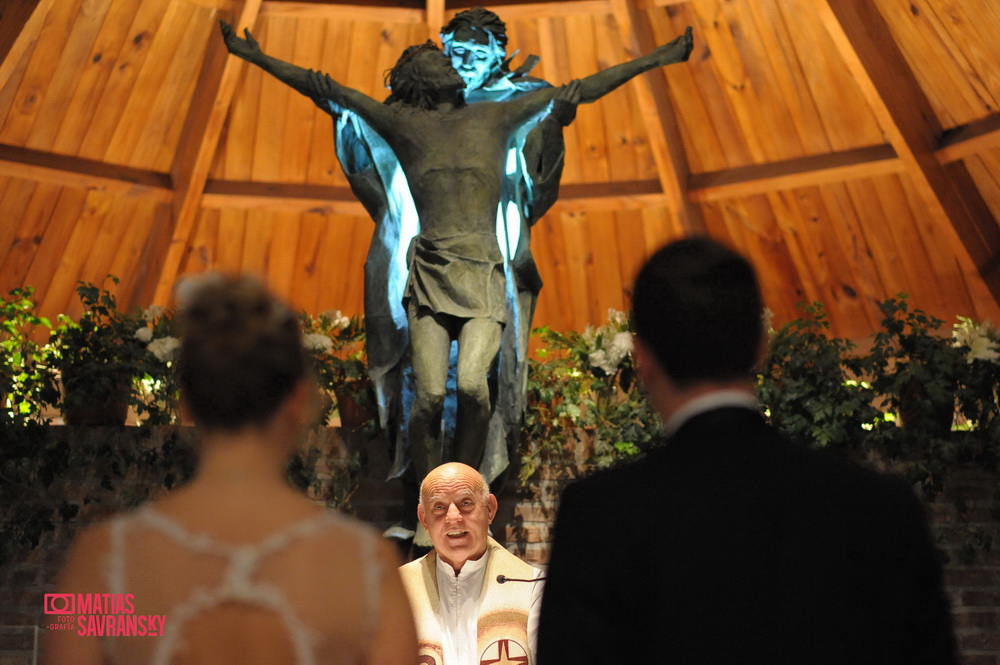 Fotos de la boda de Lucia y Ramiro iglesia Santa Teresita Pilar por Matias Savransky fotografia