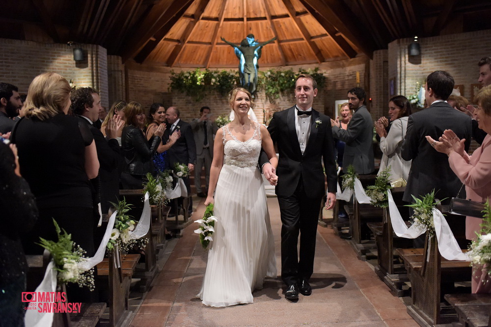 Fotos de la boda de Lucia y Ramiro iglesia Santa Teresita Pilar por Matias Savransky fotografia