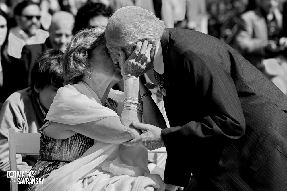 Fotos del casamiento de Adriana y Fernando en el salon Santa Lucia por Matias Savransky fotografia