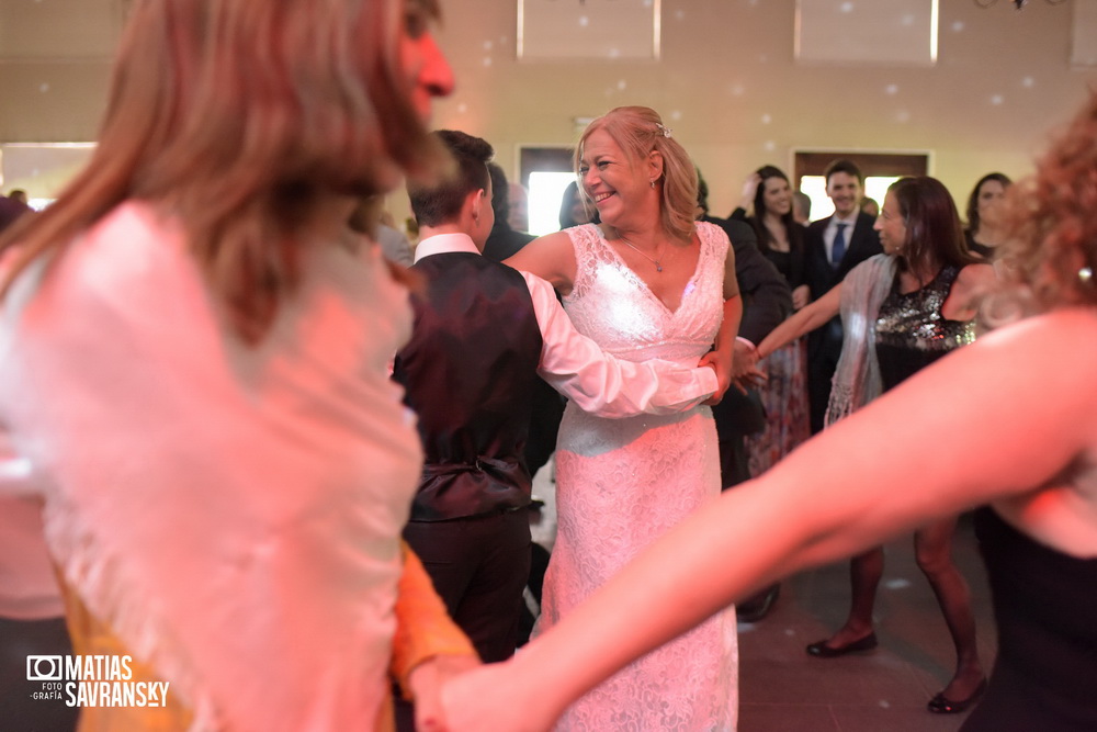 Fotos del casamiento de Adriana y Fernando en el salon Santa Lucia por Matias Savransky fotografia