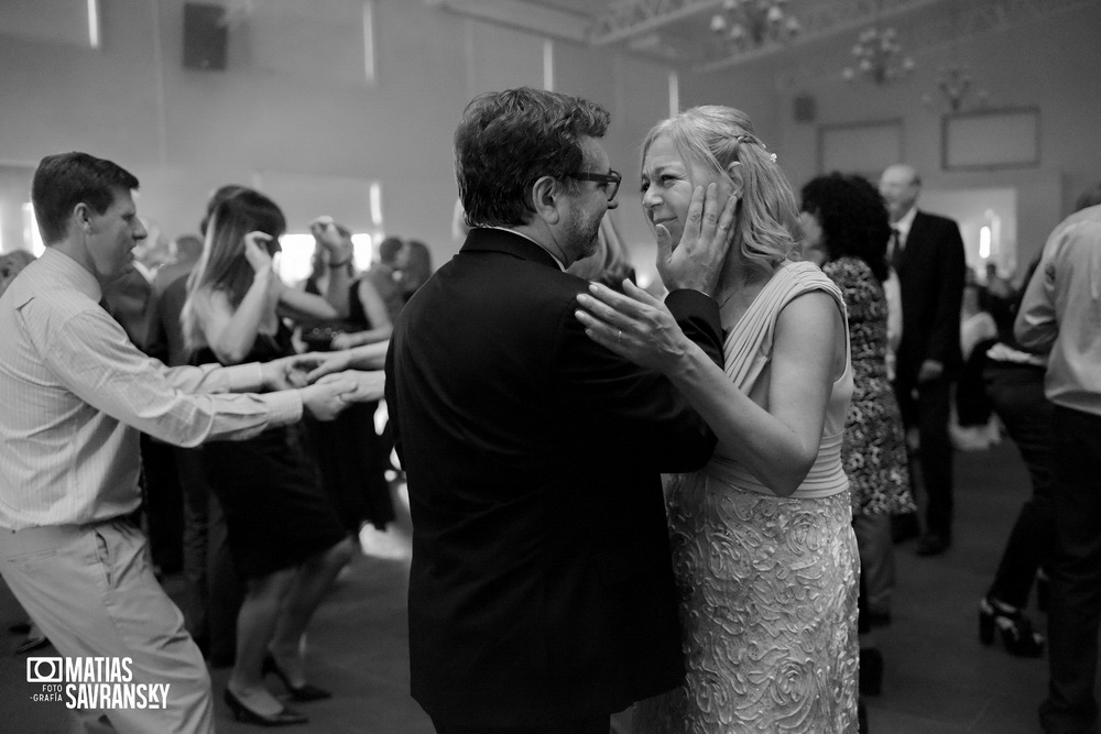 Fotos del casamiento de Adriana y Fernando en el salon Santa Lucia por Matias Savransky fotografia