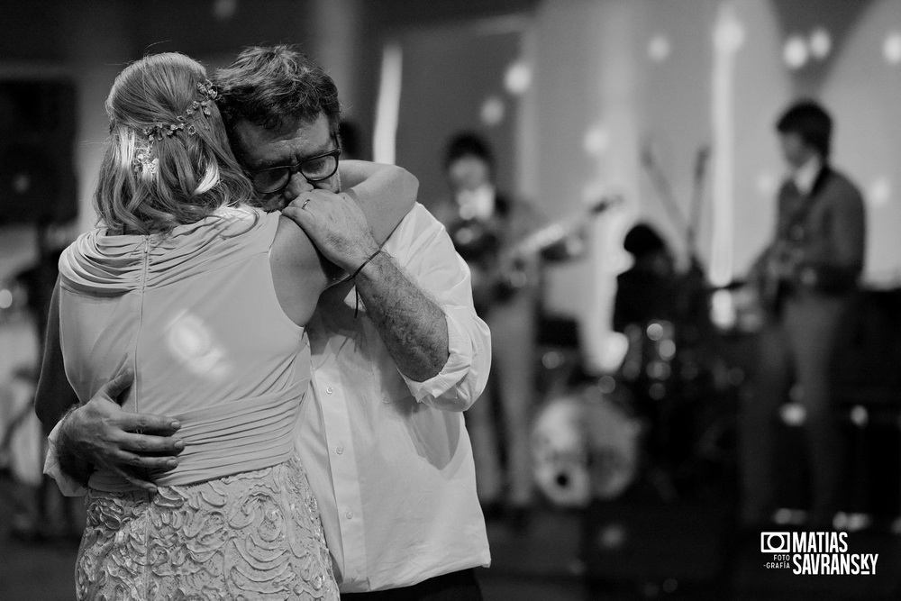 Fotos del casamiento de Adriana y Fernando en el salon Santa Lucia por Matias Savransky fotografia