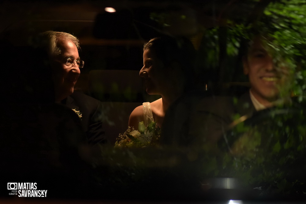 fotos de casamiento en la iglesia san gabriel de vicente lopez de lucia y patricio por matias savransky fotografia