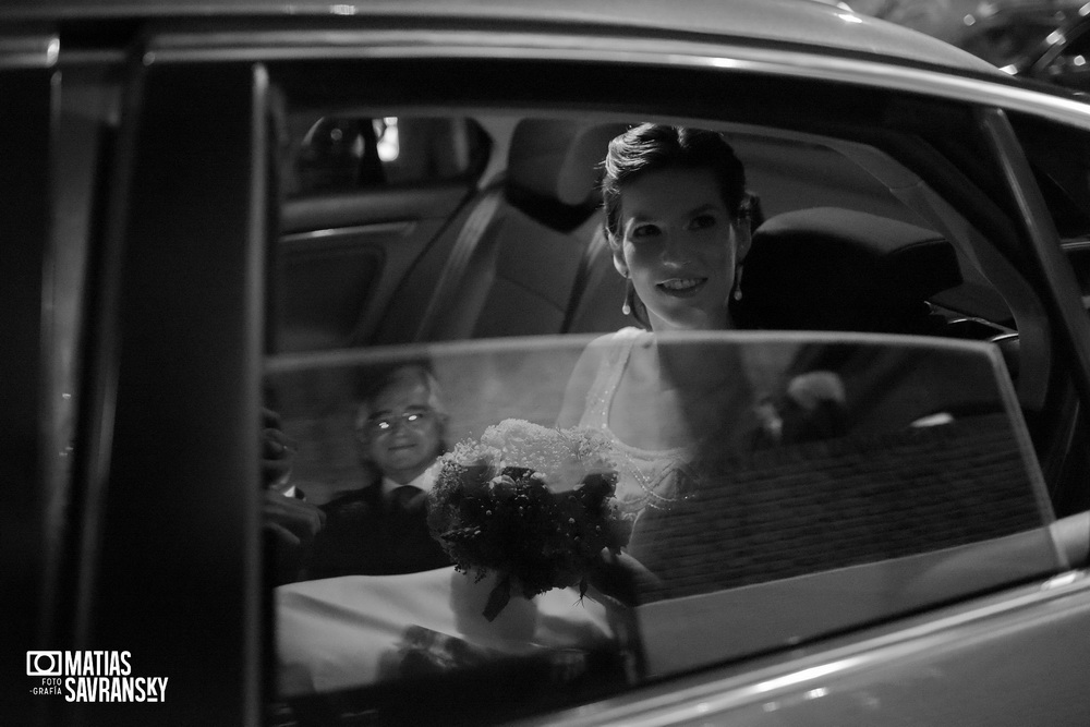 fotos de casamiento en la iglesia san gabriel de vicente lopez de lucia y patricio por matias savransky fotografia