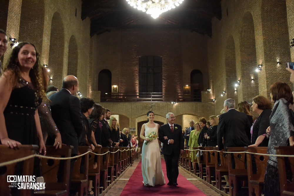 fotos de casamiento en la iglesia san gabriel de vicente lopez de lucia y patricio por matias savransky fotografia