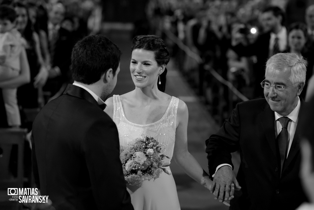 fotos de casamiento en la iglesia san gabriel de vicente lopez de lucia y patricio por matias savransky fotografia