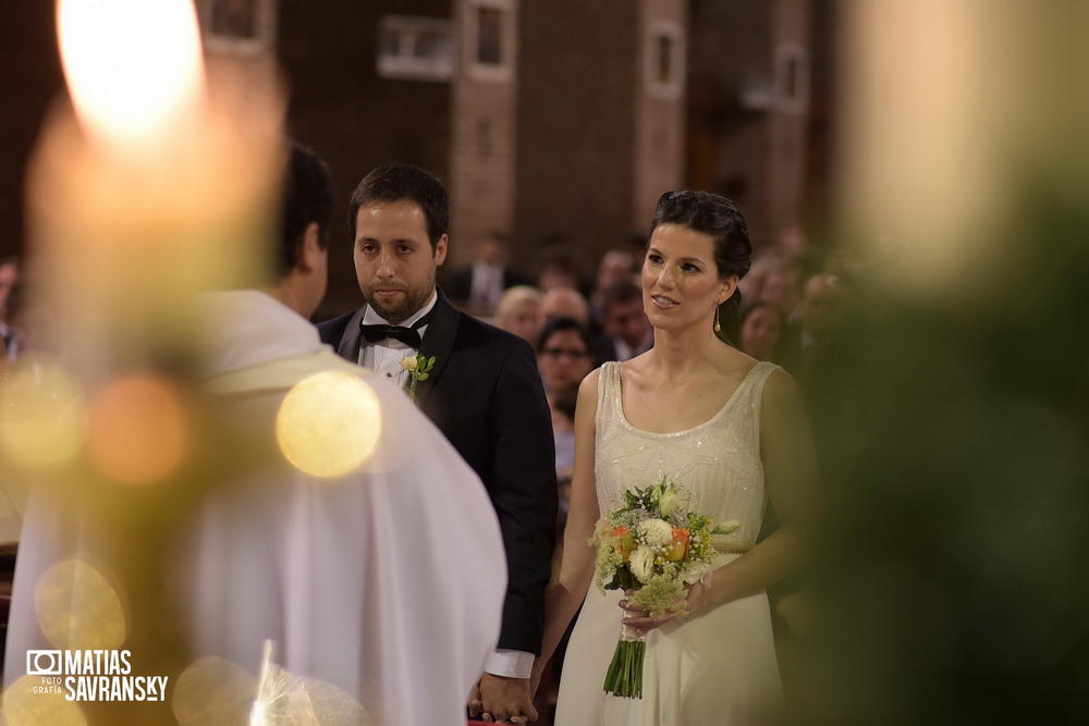 fotos de casamiento en la iglesia san gabriel de vicente lopez de lucia y patricio por matias savransky fotografia