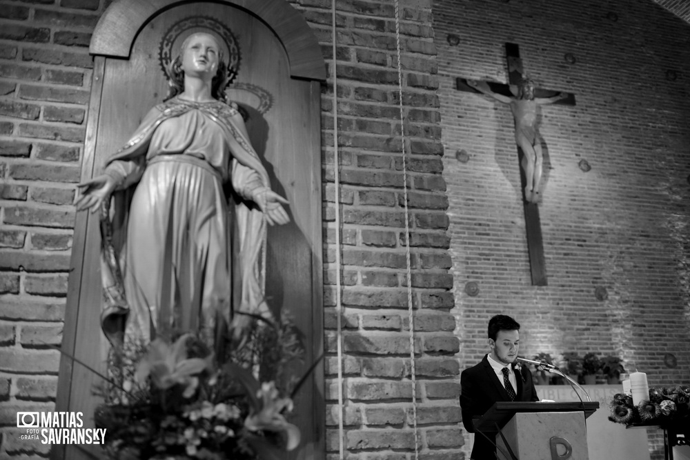 fotos de casamiento en la iglesia san gabriel de vicente lopez de lucia y patricio por matias savransky fotografia