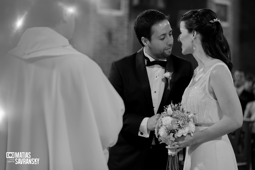 fotos de casamiento en la iglesia san gabriel de vicente lopez de lucia y patricio por matias savransky fotografia