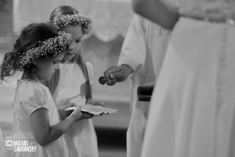 fotos de casamiento en la iglesia san gabriel de vicente lopez de lucia y patricio por matias savransky fotografia