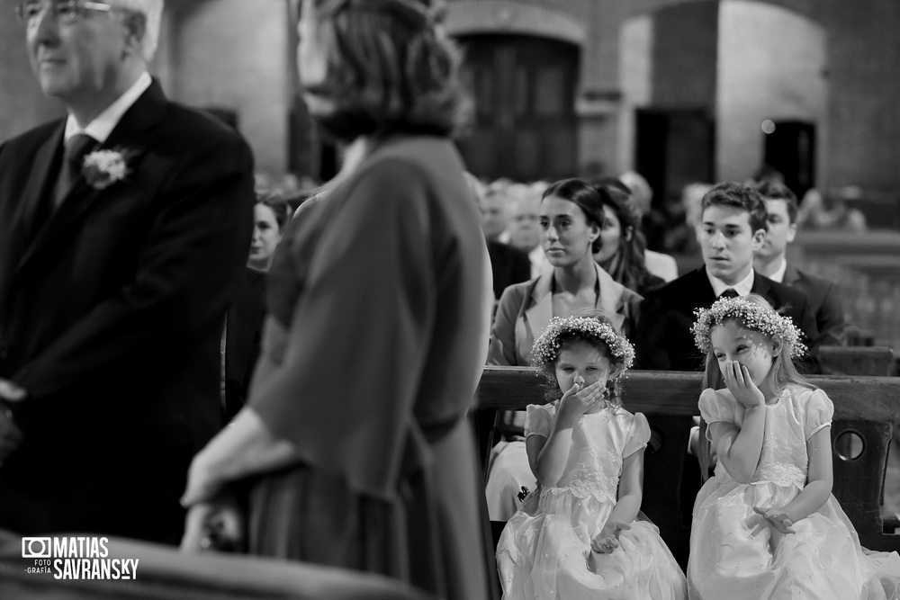 fotos de casamiento en la iglesia san gabriel de vicente lopez de lucia y patricio por matias savransky fotografia