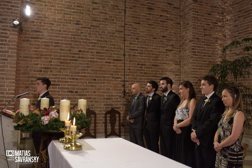 fotos de casamiento en la iglesia san gabriel de vicente lopez de lucia y patricio por matias savransky fotografia