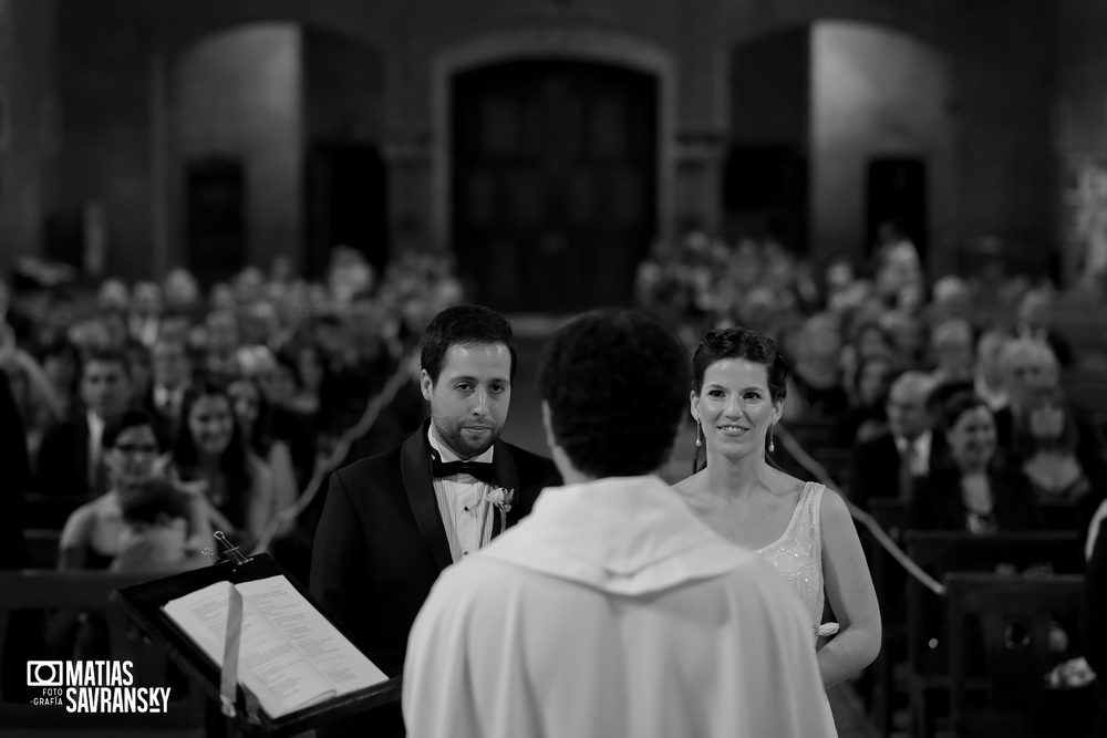 fotos de casamiento en la iglesia san gabriel de vicente lopez de lucia y patricio por matias savransky fotografia