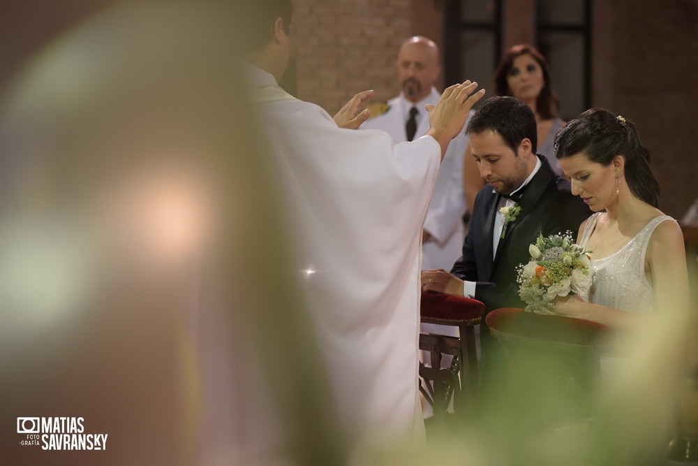 fotos de casamiento en la iglesia san gabriel de vicente lopez de lucia y patricio por matias savransky fotografia