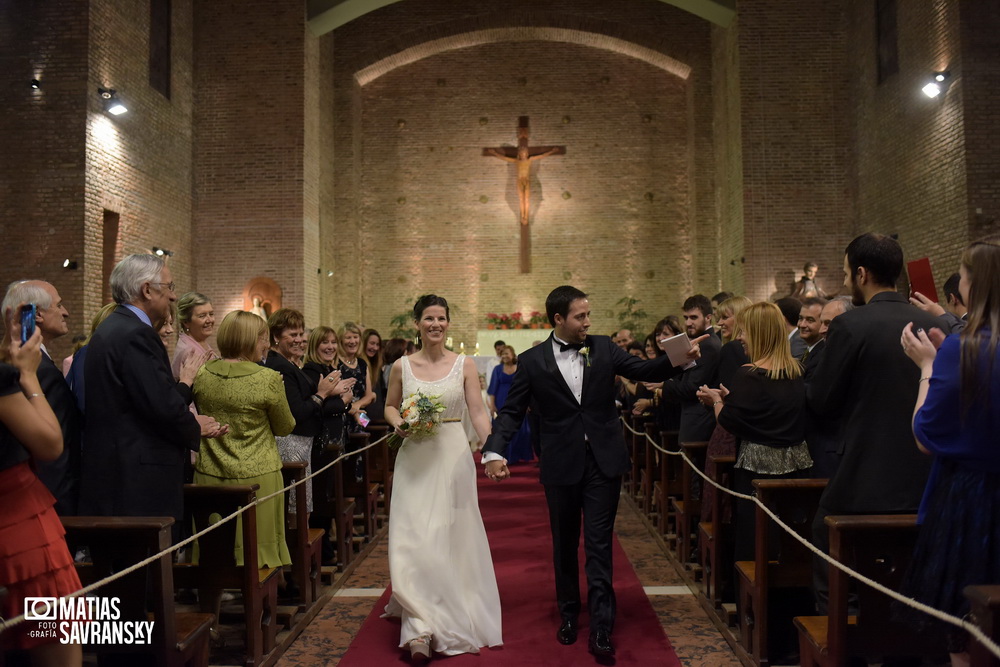 fotos de casamiento en la iglesia san gabriel de vicente lopez de lucia y patricio por matias savransky fotografia