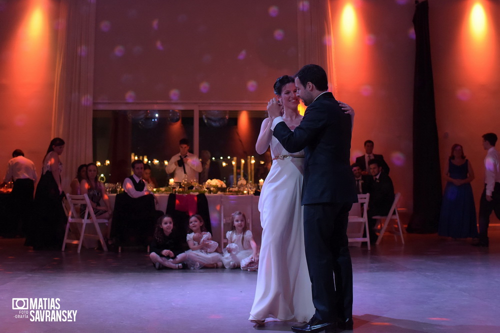 fotos de casamiento en el salon alg tortuguitas de lucia y patricio por matias savransky fotografia