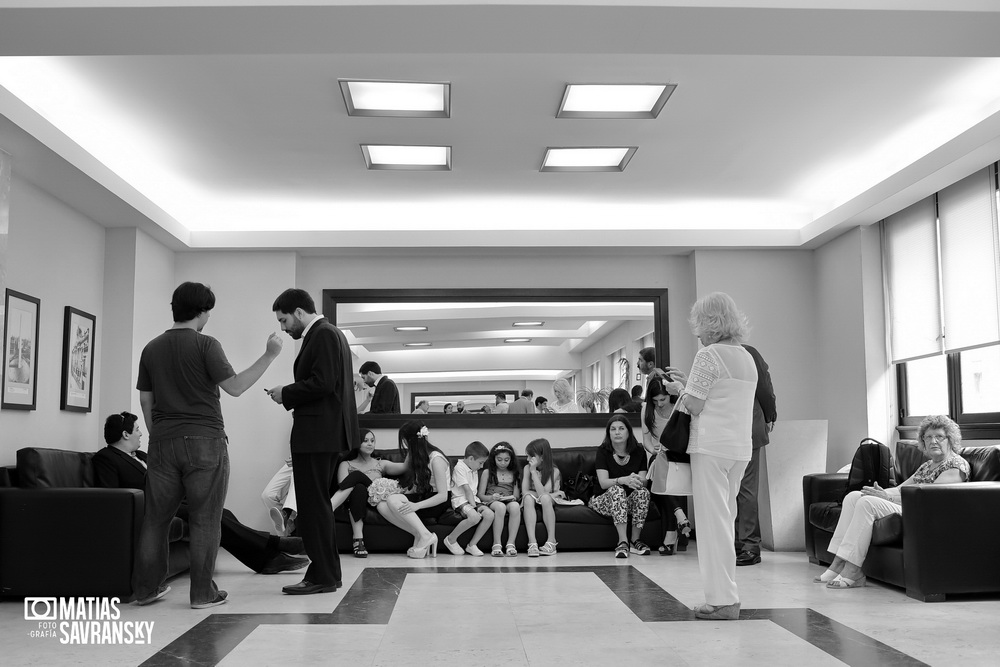 Fotos de casamiento en el registro civil de la calle uruguay de Carla y Gustavo por Matias Savransky fotografo 