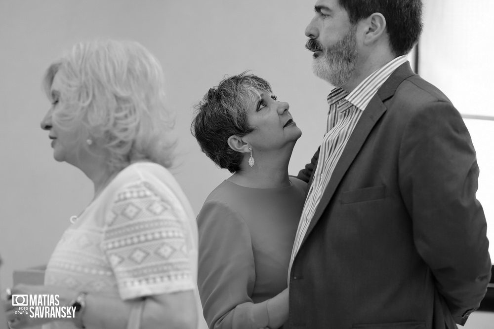 Fotos de casamiento en el registro civil de la calle uruguay de Carla y Gustavo por Matias Savransky fotografo 