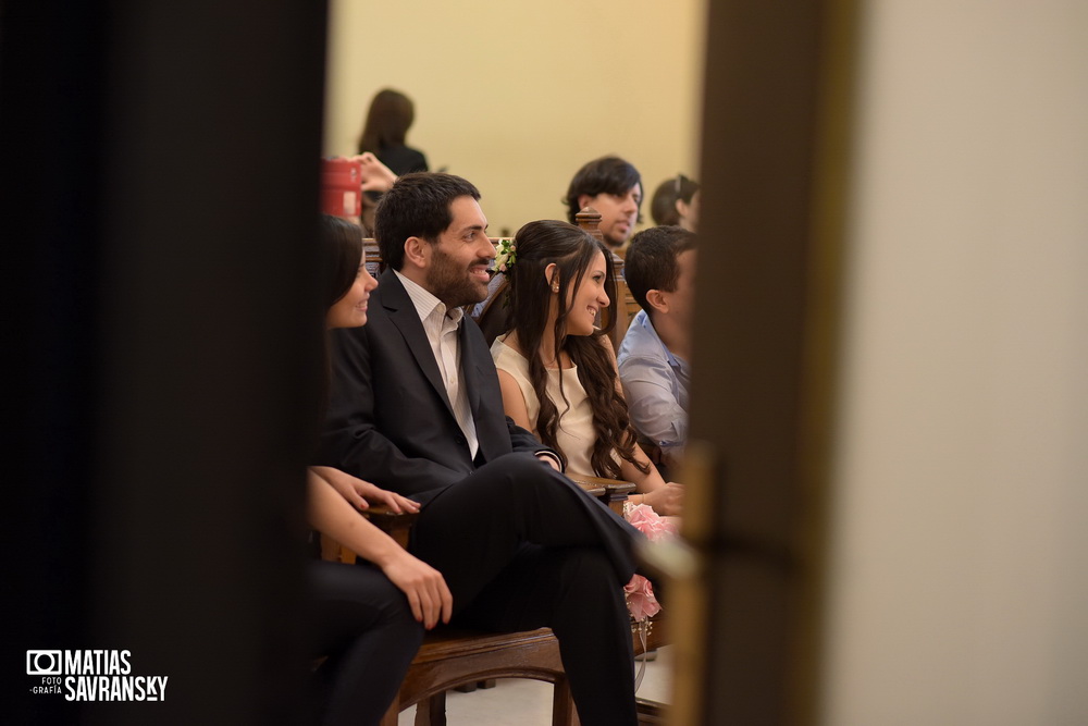 Fotos de casamiento en el registro civil de la calle uruguay de Carla y Gustavo por Matias Savransky fotografo 