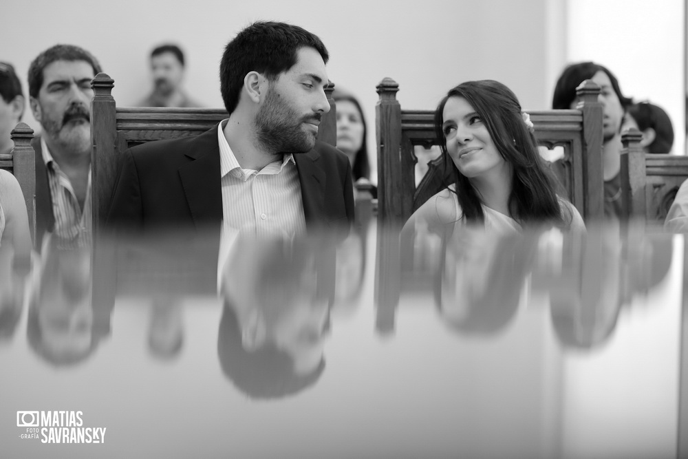 Fotos de casamiento en el registro civil de la calle uruguay de Carla y Gustavo por Matias Savransky fotografo 