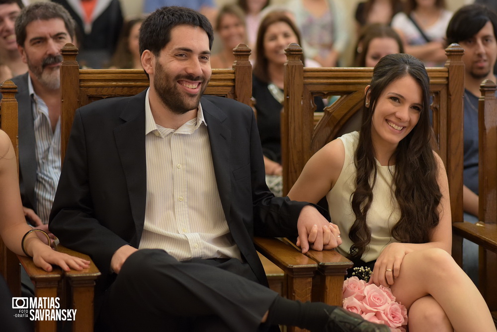 Fotos de casamiento en el registro civil de la calle uruguay de Carla y Gustavo por Matias Savransky fotografo 