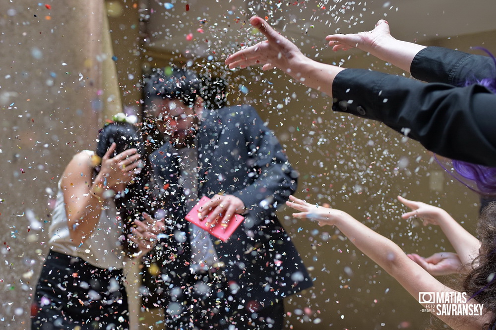 Fotos de casamiento en el registro civil de la calle uruguay de Carla y Gustavo por Matias Savransky fotografo 