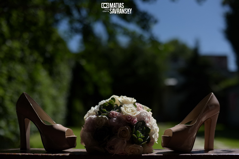 Fotos de casamiento en la iglesia San Rafael Arcangel de Carla y Gustavo por Matias Savransky fotografo