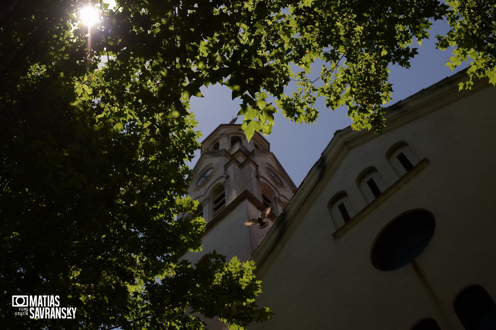 Fotos de casamiento en la iglesia San Rafael Arcangel de Carla y Gustavo por Matias Savransky fotografo