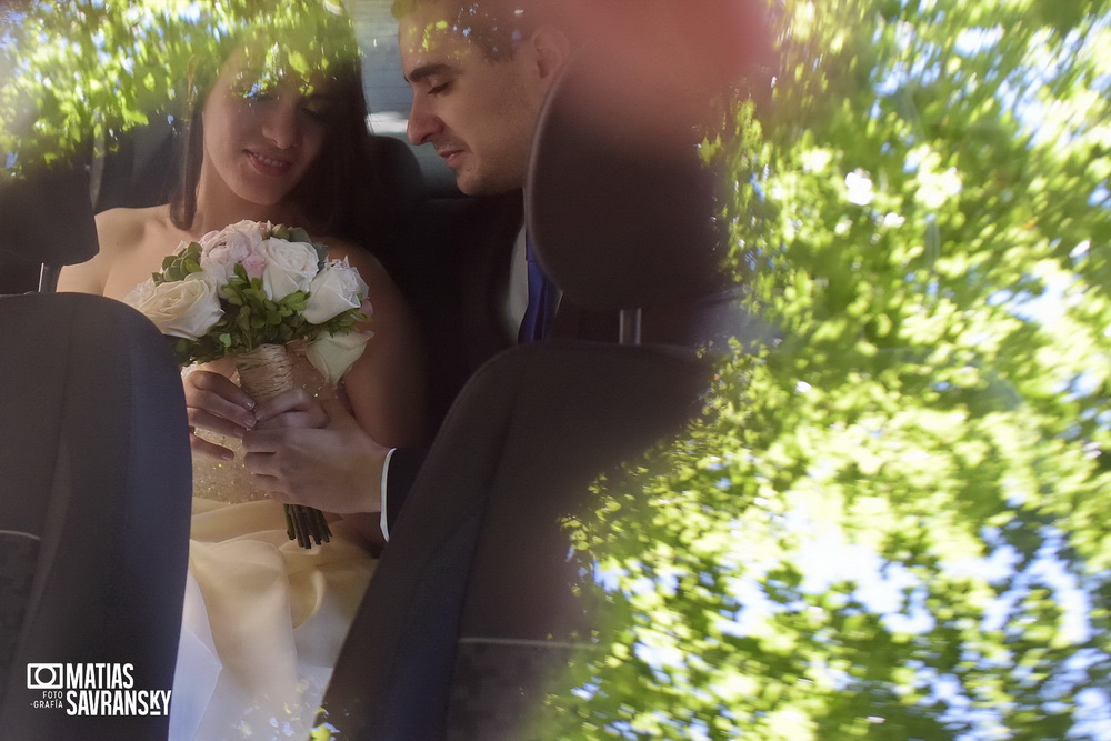 Fotos de casamiento en la iglesia San Rafael Arcangel de Carla y Gustavo por Matias Savransky fotografo