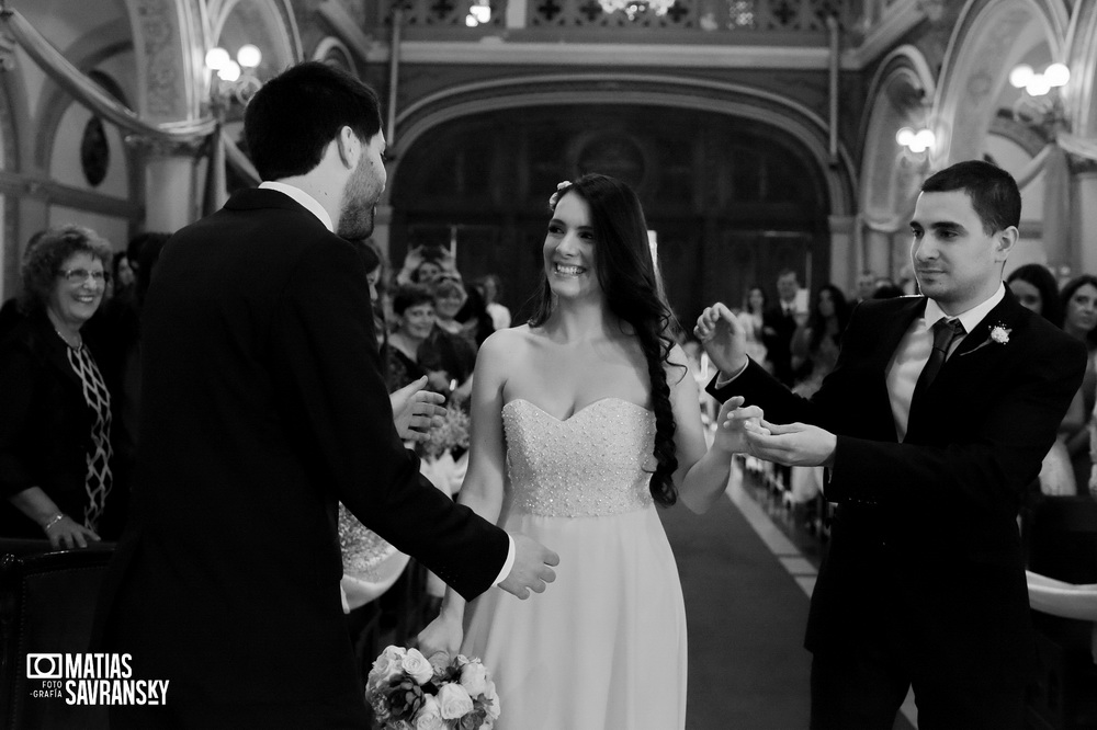 Fotos de casamiento en la iglesia San Rafael Arcangel de Carla y Gustavo por Matias Savransky fotografo