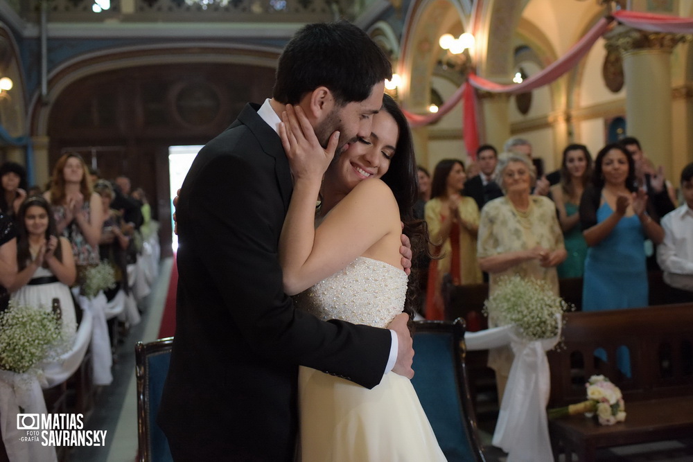 Fotos de casamiento en la iglesia San Rafael Arcangel de Carla y Gustavo por Matias Savransky fotografo