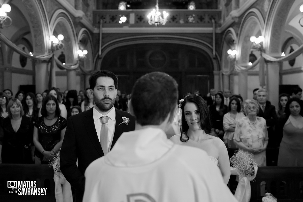 Fotos de casamiento en la iglesia San Rafael Arcangel de Carla y Gustavo por Matias Savransky fotografo