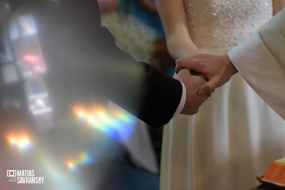 Fotos de casamiento en la iglesia San Rafael Arcangel de Carla y Gustavo por Matias Savransky fotografo