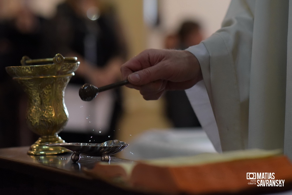 Fotos de casamiento en la iglesia San Rafael Arcangel de Carla y Gustavo por Matias Savransky fotografo