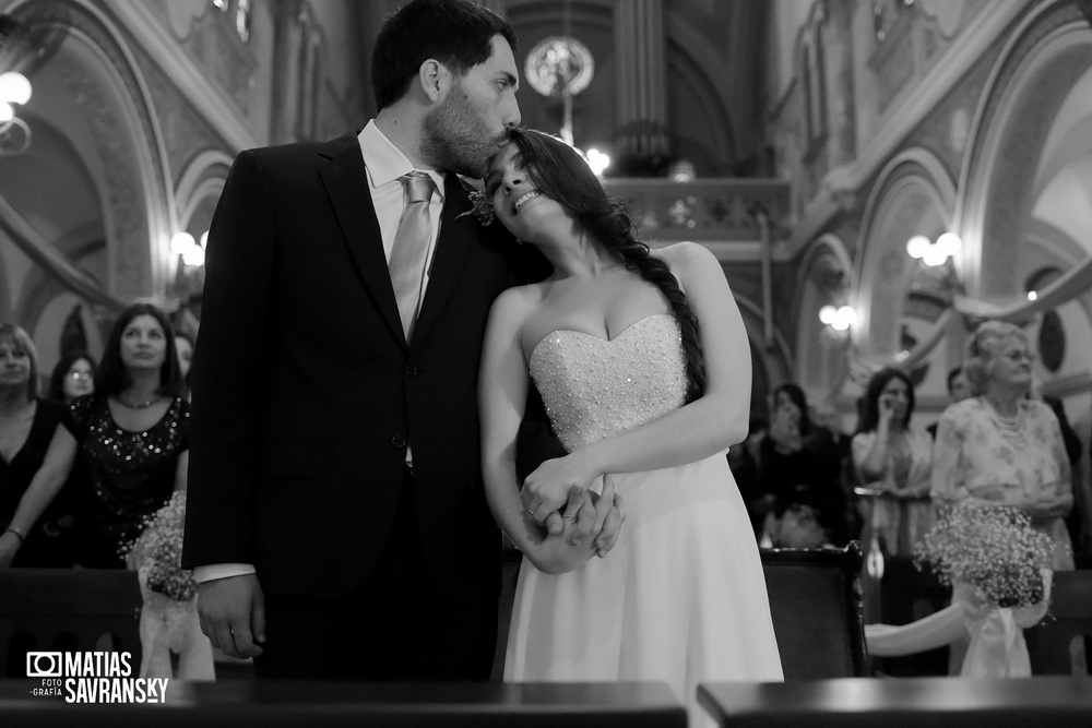 Fotos de casamiento en la iglesia San Rafael Arcangel de Carla y Gustavo por Matias Savransky fotografo