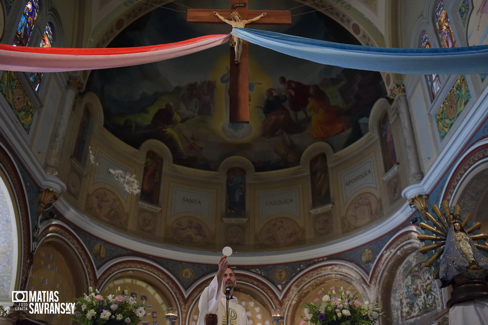 Fotos de casamiento en la iglesia San Rafael Arcangel de Carla y Gustavo por Matias Savransky fotografo
