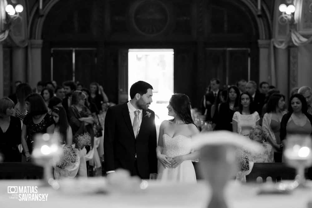 Fotos de casamiento en la iglesia San Rafael Arcangel de Carla y Gustavo por Matias Savransky fotografo