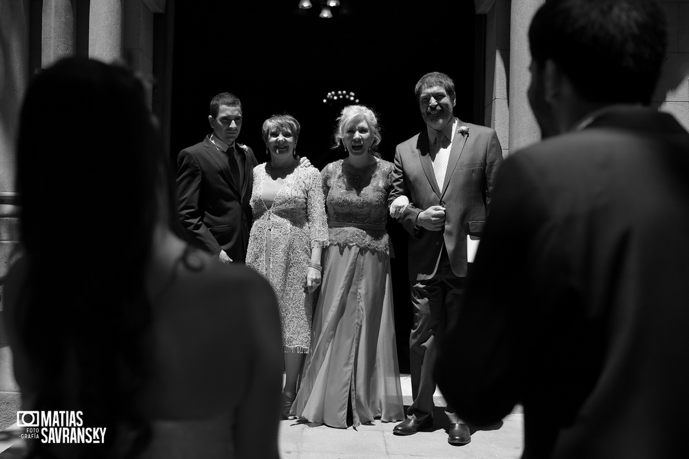 Fotos de casamiento en la iglesia San Rafael Arcangel de Carla y Gustavo por Matias Savransky fotografo