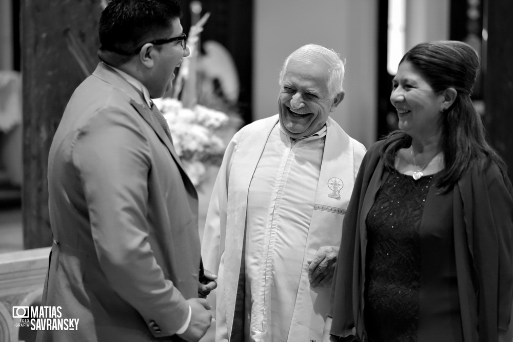 Fotos de casamiento en la iglesia Santisima Trinidad de Rafael Calzada por Matias Savransky fotografia