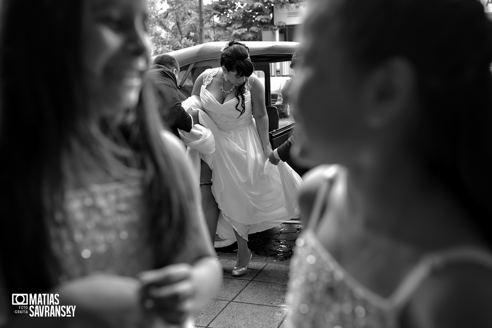 Fotos de casamiento en la iglesia Santisima Trinidad de Rafael Calzada por Matias Savransky fotografia